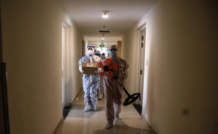 Từ đầu mùa dịch từng ca, kíp nhân viên bệnh viện chia nhau làm việc ngày đêm: Trong đó có nhóm khám sàng lọc các F từ các đơn vị khác chuyển về. Nhóm khác vận chuyển cơm, nước uống và nhu yếu phẩm mà người nhà gửi đến. Có nhóm ghi nhận số liệu, cung cấp các thông tin phản hồi của bệnh nhân gửi về qua Zalo chung. &quot;Chúng tôi chưa giây phút nào ngưng nghỉ&quot;, ông Hoàng nhấn mạnh.