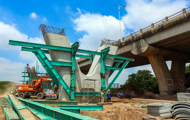 Sau 6 tháng khởi công xây dựng, một số trụ cầu dẫn đã được thành hình trên đại công trường trị giá hơn 2.500 tỷ đồng.