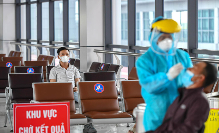 Sau khi hành khách hoàn tất việc lấy mẫu xong sẽ được chỉ dẫn tới khu vực chờ kết quả, thực hiện ngồi giãn cách theo đúng số ghế đã được đánh dấu.