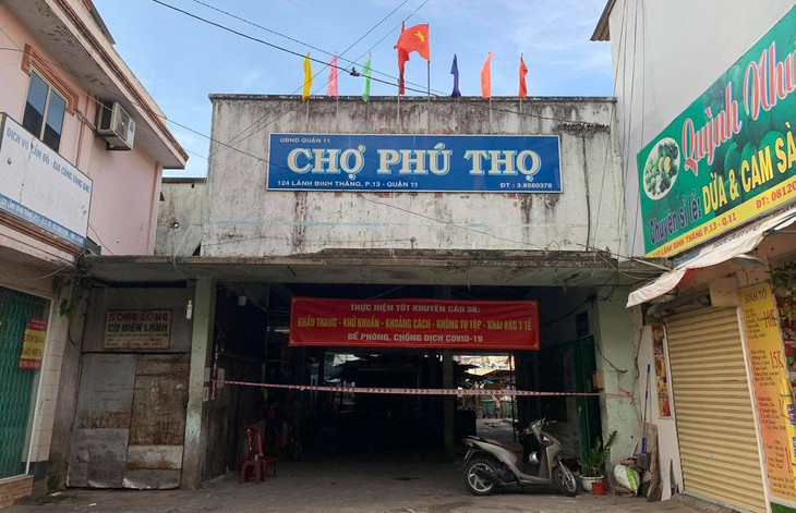 Chợ Phú Thọ được mở lại sạp rau củ quả đầu tiên