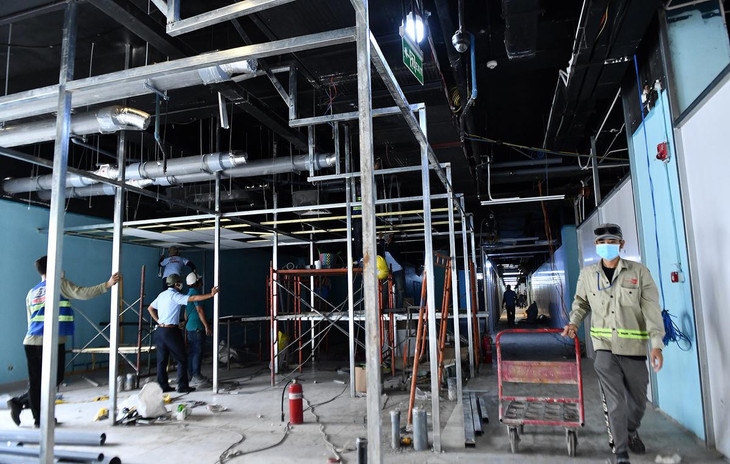 600 công nhân làm việc cả ngày và đêm, đảm bảo hoàn thành bệnh viện dã chiến vào ngày 18/7 (sau 10 ngày thi công).