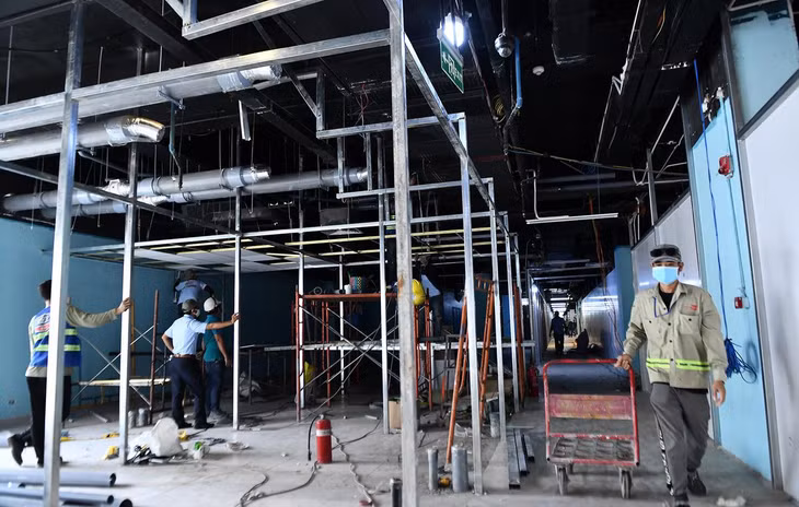 600 công nhân làm việc cả ngày và đêm, đảm bảo hoàn thành bệnh viện dã chiến vào ngày 18/7 (sau 10 ngày thi công).