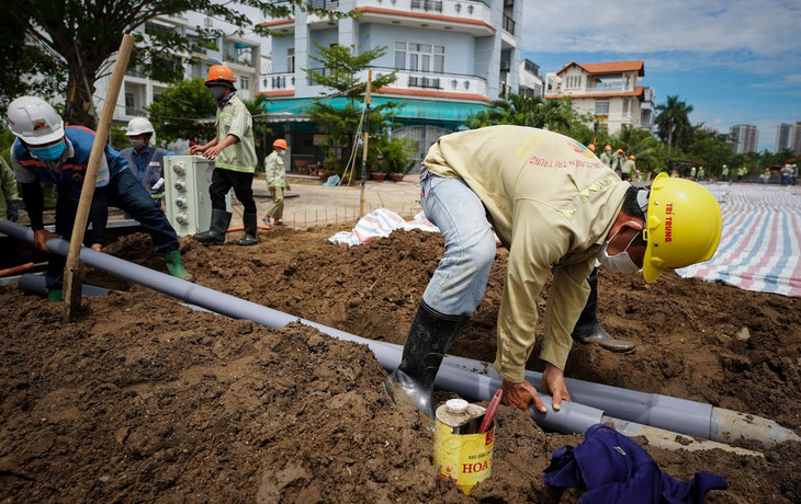 Sáng 16/7, công nhân gấp rút thiết lập đường ống nước để chuẩn bị đổ bê tông mặt sàn đầu tiên đêm nay. Đây là khối nhà văn phòng, gọi là khu A, nơi điều hành bệnh viện dã chiến.