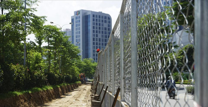 Do lượng giao thông trên đường Tôn Thất Thuyết ngày càng lớn, việc xén dải phân cách, mở rộng đường để hạn chế chống ùn tắc ở khu vực này.