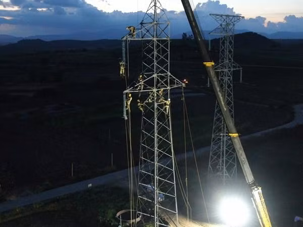 Các đơn vị diễn tập phương án phối hợp dựng cột thép thay thế trong tình huống có vị trí cột bị gãy đổ bởi tác động bởi mưa bão