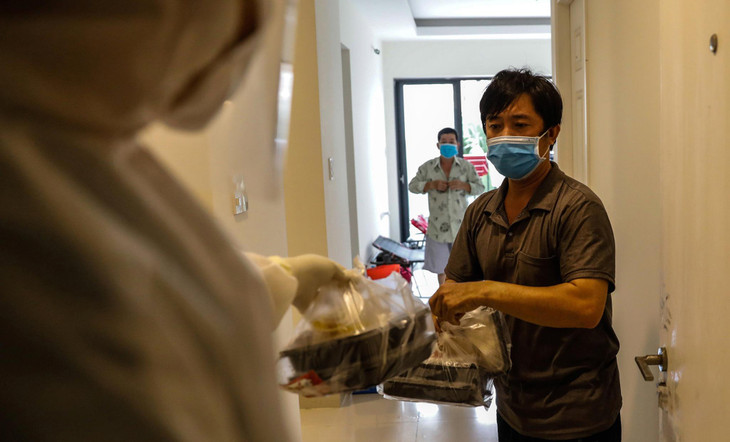 Một thông điệp mà tập thể nhân viên y tế Bệnh viện dã chiến số 6 muốn gửi đến các F0 là: &quot;chúng tôi sẽ luôn luôn là chỗ dựa vững chắc cho người dân, sẵn sàng hỗ trợ và đứng sau, đồng hành cùng bệnh nhân để vượt qua mọi khó khăn, đẩy lùi bệnh tật&quot; ông Hoàng kết luận.