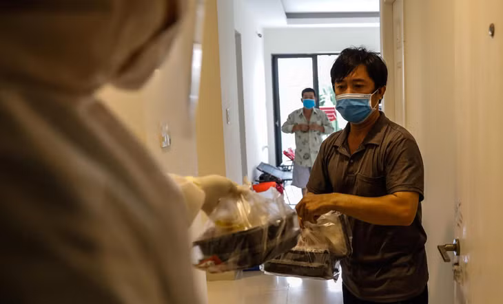 Một thông điệp mà tập thể nhân viên y tế Bệnh viện dã chiến số 6 muốn gửi đến các F0 là: "chúng tôi sẽ luôn luôn là chỗ dựa vững chắc cho người dân, sẵn sàng hỗ trợ và đứng sau, đồng hành cùng bệnh nhân để vượt qua mọi khó khăn, đẩy lùi bệnh tật" ông Hoàng kết luận.