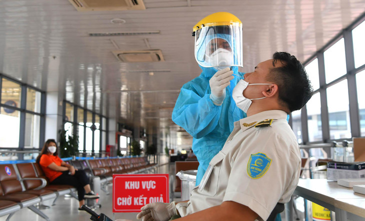 Được biết trước đó, sân bay Nội Bài sau 2 đợt tiêm chủng vắc-xin Covid-19 trong tháng 6 và tháng 7/2021, đã đảm bảo cho 100% lực lượng nhân viên tuyến đầu và phần lớn người lao động làm việc tại đây được tiêm vắc-xin mũi 1.