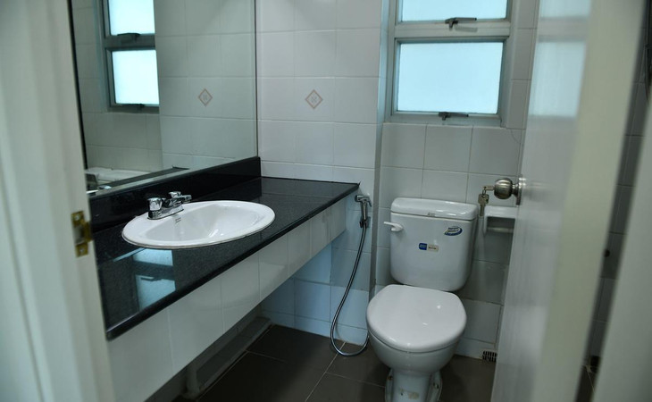 Công trình phụ nhỏ hẹp nhưng đầy đủ chức năng.