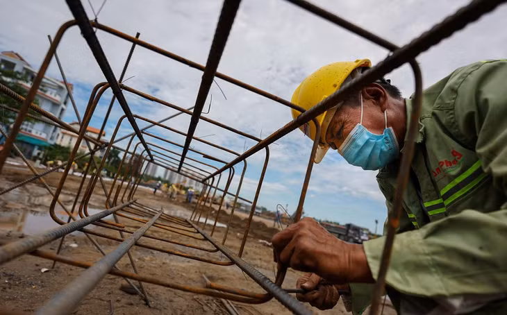 Công nhân Trần Quảng Ninh đang hoàn thiện khung sắt để chuẩn bị đổ bê tông làm tường ngăn của bệnh viện.
