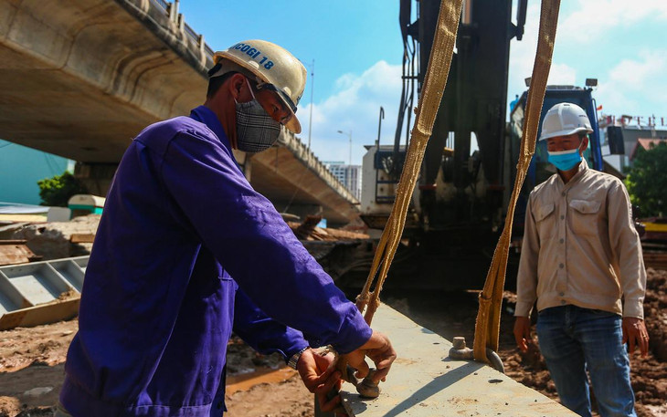 Một công nhân chia sẻ khó khăn lớn nhất trong quá trình thi công là thời tiết nắng nóng. &quot;Chúng tôi phải uống nhiều nước, luân phiên nhau nghỉ ngơi vào khung giờ trưa và đầu giờ chiều để tránh bị say nắng&quot;, công nhân Vũ Văn Nam nói.