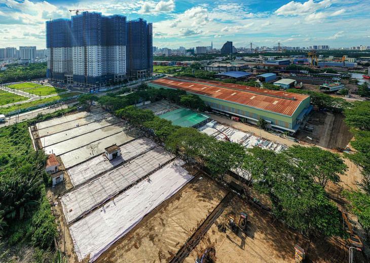 Trong khi đó, Bệnh viện dã chiến Quận 7 (Số 16 Đào Trí, phường Phú Thuận) có hàng trăm công nhân đang ngày đêm gấp rút đẩy nhanh tiến độ thi công bệnh viện dã chiến quy mô 2.380 giường. Tất cả công nhân thực hiện phương án &quot;3 tại chỗ&quot;, công nhân ăn ngủ tại dự án. Bệnh viện này gồm khu nhà xưởng sẵn có và khu thi công bên ngoài.