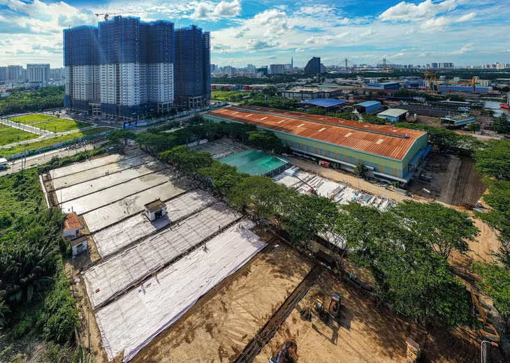 Trong khi đó, Bệnh viện dã chiến Quận 7 (Số 16 Đào Trí, phường Phú Thuận) có hàng trăm công nhân đang ngày đêm gấp rút đẩy nhanh tiến độ thi công bệnh viện dã chiến quy mô 2.380 giường. Tất cả công nhân thực hiện phương án "3 tại chỗ", công nhân ăn ngủ tại dự án. Bệnh viện này gồm khu nhà xưởng sẵn có và khu thi công bên ngoài.