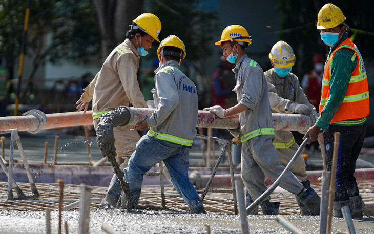 Đại diện chủ thầu khẳng định 4 nền còn lại sẽ thi công xong trong tuần này, nâng tổng số lên 21 nền. Mỗi nền nhà xây dựng được 14 phòng, mỗi phòng đều có nhà vệ sinh riêng và 5 giường bệnh.