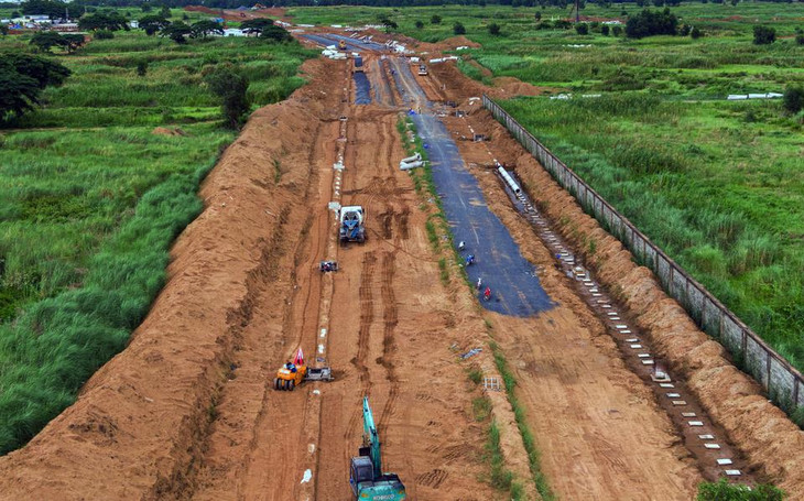 Mặc dù đã được chấp thuận chủ trương đầu tư từ cuối năm 1999, do những sai phạm trong quá trình phê duyệt, công tác giải phóng mặt bằng và thực hiện nghĩa vụ tài chính nên dự án mất đến 22 năm mới chính thức được khởi công. Sau 3 tháng khởi công, dự án đang được thi công các hạng mục hạ tầng nội khu một cách chậm rãi và chưa có nhiều thay đổi. Mặc dù đã được chấp thuận chủ trương đầu tư từ cuối năm 1999, do những sai phạm trong quá trình phê duyệt, công tác giải phóng mặt bằng và thực hiện nghĩa vụ tài chính nên dự án mất đến 22 năm mới chính thức được khởi công. Sau 3 tháng khởi công, dự án đang được thi công các hạng mục hạ tầng nội khu một cách chậm rãi và chưa có nhiều thay đổi.