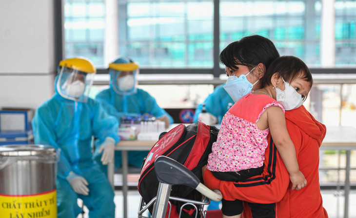 Chị Thúy Ninh (36 tuổi, quê tại Hải Phòng) chia sẻ cảm thấy rất thuận tiện và yên tâm hơn khi có dịch vụ test nhanh Covid-19 ngay tại nhà ga T1. Chị đã cùng con nhỏ thực hiện việc xét nghiệm trước chuyến đi trở về TP.HCM chiều ngày 14/7, cả hai mẹ con đều có kết quả âm tính.