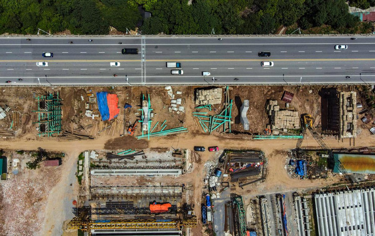 Sau khi các trụ dầm được thành hình, nhà thầu cũng sẵn sàng thi công đúc sẵn cấu kiện dầm bê tông cốt thép ngay tại công trường.