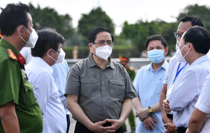 Sau khi thăm bệnh viện dã chiến, Thủ tướng tiếp tục đến kiểm tra phường An Phú, TP Thủ Đức. Khu vực này được UBND TP.Thủ Đức phong toả từ 0h ngày 6/7 cho đến khi có thông báo mới.