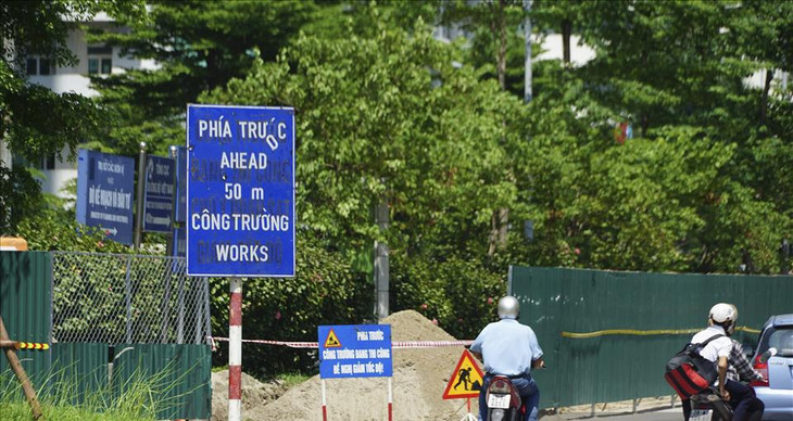 Trong thời gian thi công, Sở GTVT Hà Nội tổ chức rào chắn bằng hàng rào tôn với chiều cao 2m xuyên dọc tuyến đường được mở rộng.