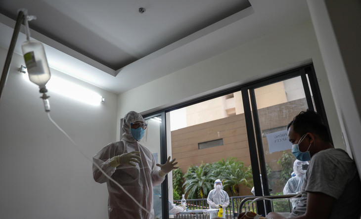 Lãnh đạo bệnh viện cũng đã đi tới từng phòng có bệnh nhân gặp vấn đề về sức khỏe hoặc có chuyển biến triệu chứng nặng dần cần điều trị riêng. Ban Giám đốc gửi lời động viên, mong các bệnh nhân tiếp tục vững tin vào đội ngũ y bác sĩ để vượt qua giai đoạn khó khăn.