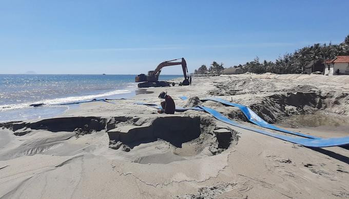 Cát đưa về đổ lên bờ biển Cửa Đại Cát đưa về đổ lên bờ biển Cửa Đại