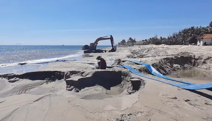 Cát đưa về đổ lên bờ biển Cửa Đại