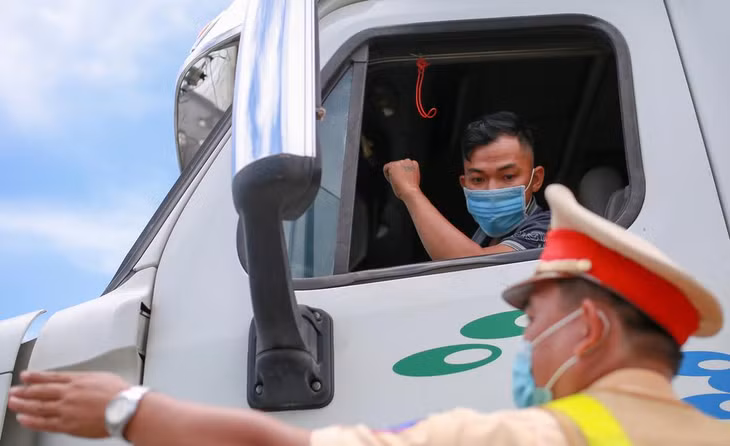 Lái xe đường dài được tiêm vaccine Covid-19