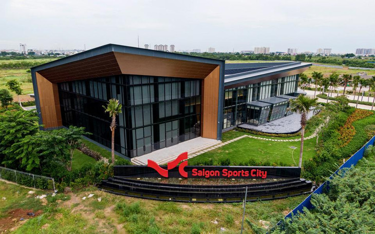 Đặc biệt, một trong những dự án tiêu biểu nhất của khu Rạch Chiếc là khu đô thị thể thao phức hợp Saigon Sport City của Keppel Land với diện tích 64 ha. Được khởi công từ cuối năm 2019 và dự kiến hoàn thiện vào năm 2027 nhưng đến nay dự án mới chỉ có khu nhà mẫu và nhiều hạng mục hạ tầng nội khu đang được thi công chậm chạp. Đặc biệt, một trong những dự án tiêu biểu nhất của khu Rạch Chiếc là khu đô thị thể thao phức hợp Saigon Sport City của Keppel Land với diện tích 64 ha. Được khởi công từ cuối năm 2019 và dự kiến hoàn thiện vào năm 2027 nhưng đến nay dự án mới chỉ có khu nhà mẫu và nhiều hạng mục hạ tầng nội khu đang được thi công chậm chạp.