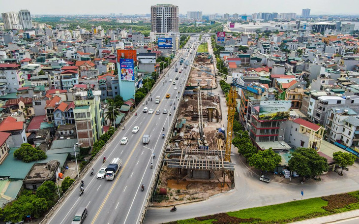 Hiện dự án còn vướng mặt bằng khoảng 150 m phía Long Biên do chưa di dời các đường điện ngầm. Chủ đầu tư cho biết việc này không quá ảnh hưởng tới tiến độ chung dự án do khu vực này chỉ đi bằng và các trụ thấp. Tuy nhiên đơn vị sẽ sớm phối hợp với các cơ quan chức năng để đẩy nhanh giải phóng mặt bằng.