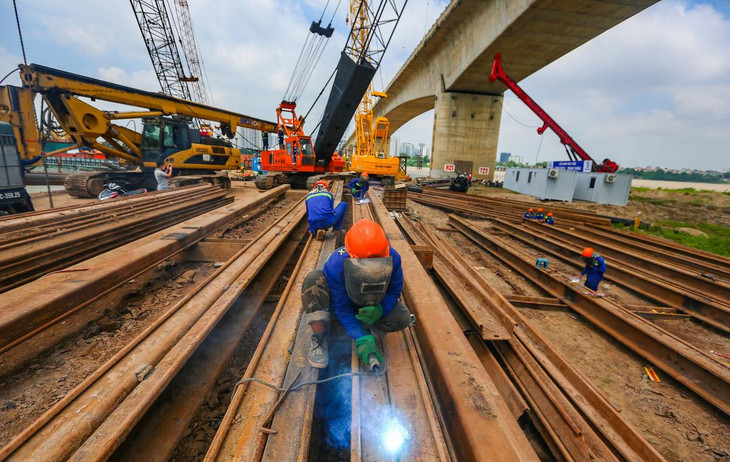 Công nhân và kỹ sư được chia thành 3 ca làm việc cả ngày và đêm để đảm bảo tiến độ dự án.