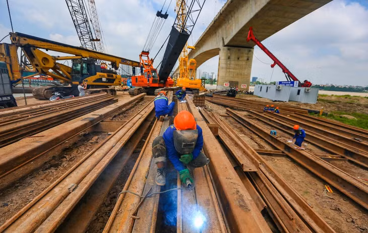 Công nhân và kỹ sư được chia thành 3 ca làm việc cả ngày và đêm để đảm bảo tiến độ dự án.