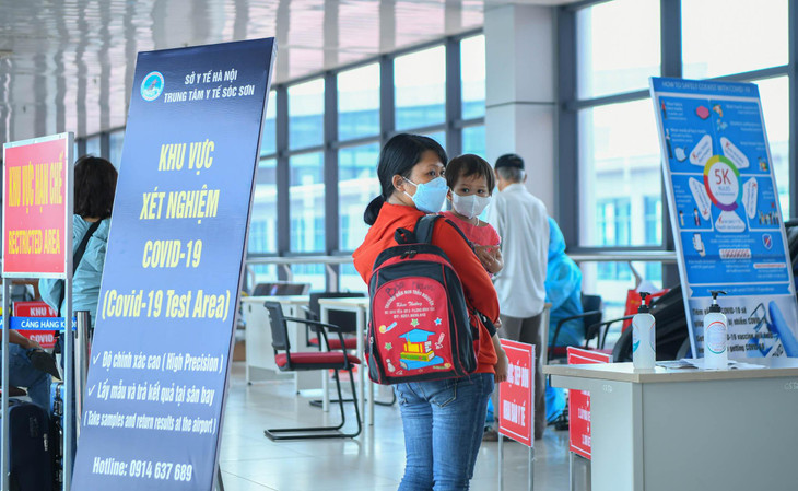 Đây là dịch vụ được Trung tâm Y tế huyện Sóc Sơn thực hiện mỗi ngày trong khung giờ từ 7-17h tại khu vực lối đi giữa sảnh A và sảnh E (tầng 2) ga hành khách T1, bắt đầu tính từ ngày 10/7. Chiều ngày 14/7, khá nhiều hành khách đã tới thực hiện việc xét nghiệm nhanh Covid-19.