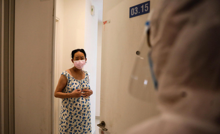 &quot;Chồng tôi đưa đi khám thai định kỳ, bệnh viện cho test nhanh Covid-19, sau đó tôi có kết quả dương tính nhưng chồng lại có kết quả âm tính. Mắc bệnh khi bụng mang dạ chửa lại chỉ có một mình, ban đầu tôi lo lắm nhưng khi được các y bác sĩ động viên tôi thấy an tâm hơn. Tôi cầu mong nhanh khỏi bệnh để sinh nở được an toàn, hai mẹ con tôi được về với gia đình&quot;, chị Lê Thị Thu (38 tuổi, quê ở Bình Dương) đang mang thai 32 tuần chia sẻ.