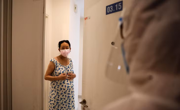 "Chồng tôi đưa đi khám thai định kỳ, bệnh viện cho test nhanh Covid-19, sau đó tôi có kết quả dương tính nhưng chồng lại có kết quả âm tính. Mắc bệnh khi bụng mang dạ chửa lại chỉ có một mình, ban đầu tôi lo lắm nhưng khi được các y bác sĩ động viên tôi thấy an tâm hơn. Tôi cầu mong nhanh khỏi bệnh để sinh nở được an toàn, hai mẹ con tôi được về với gia đình", chị Lê Thị Thu (38 tuổi, quê ở Bình Dương) đang mang thai 32 tuần chia sẻ.