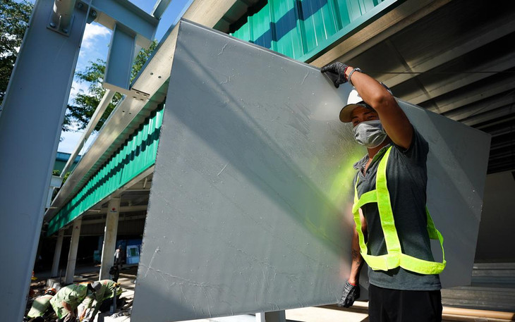 Anh Quân cho biết những vách ngăn được sử dụng là tấm cách nhiệt được cấu thành bởi lõi xốp, trong 2 lớp tôn sơn tĩnh điện dày 0,4-0,6 mm, tỷ trọng 8-20 kg/m3 cách âm, cách nhiệt, gắn kết bằng keo dán chuyên dụng.