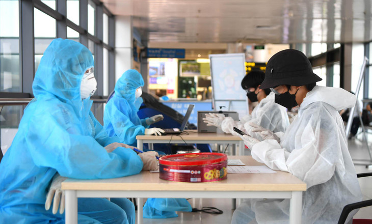 Hành khách sẽ được yêu cầu cung cấp thông tin cá nhân trong chuyến bay và tiến hành các thủ tục chuẩn bị cho việc lấy mẫu xét nghiệm nhanh. Chi phí cho dịch vụ test nhanh Covid-19 được niêm yết theo công bố của Bộ Y tế là 238.000 đồng/lượt.