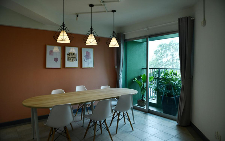 Bệnh viện dã chiến chiếm trọn tầng 2, 3 và 4, nơi có các căn hộ mẫu. Từ khu điều trị bệnh nhân, nhân viên y tế sẽ qua một lối thang bộ để lên phòng nghỉ.