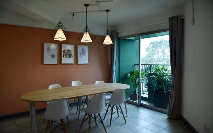 Bệnh viện dã chiến chiếm trọn tầng 2, 3 và 4, nơi có các căn hộ mẫu. Từ khu điều trị bệnh nhân, nhân viên y tế sẽ qua một lối thang bộ để lên phòng nghỉ.