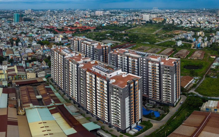 Cách đó không xa, dự án Him Lam Phú An do chủ đầu tư Him Lam phát triển cũng đã đón cư dân về sinh sống từ cuối năm 2018 nhưng đến nay chủ của 1.092 căn hộ vẫn chưa được cấp sổ hồng. Công ty CP kinh doanh địa ốc Him Lam chưa thể hoàn thiện sổ hồng cho cư dân vì bị gặp vấn đề trong vấn đề nộp tiền sử dụng đất. Cách đó không xa, dự án Him Lam Phú An do chủ đầu tư Him Lam phát triển cũng đã đón cư dân về sinh sống từ cuối năm 2018 nhưng đến nay chủ của 1.092 căn hộ vẫn chưa được cấp sổ hồng. Công ty CP kinh doanh địa ốc Him Lam chưa thể hoàn thiện sổ hồng cho cư dân vì bị gặp vấn đề trong vấn đề nộp tiền sử dụng đất.