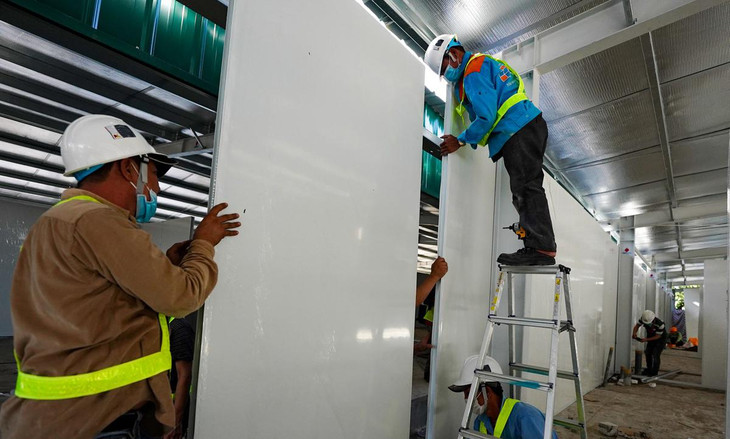 Các công nhân cẩn thận lắp vách ngăn đảm bảo quy chuẩn, không để hở. Bệnh viện dã chiến huyện Bình Chánh, Bệnh viện dã chiến Quận 7 và Bệnh viện dã chiến số 5 tại The Garden Mall (trước đây là Thuận Kiều Plaza) cùng do Tập toàn bảo trợ Vạn Thịnh Phát đầu tư, trong chương trình chung tay cùng TP.HCM chống dịch.