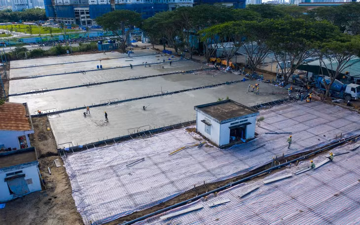 Tại đây, tổng cộng 17 nền đã được thi công hoàn thiện. Lúc tiếp nhận các mặt bằng nhà xưởng, nhà thầu huy động công nhân dọn tổng lực, hàng chục xe cơ giới san lấp. Hiện tại công tác san lấp đã gần hoàn thiện.