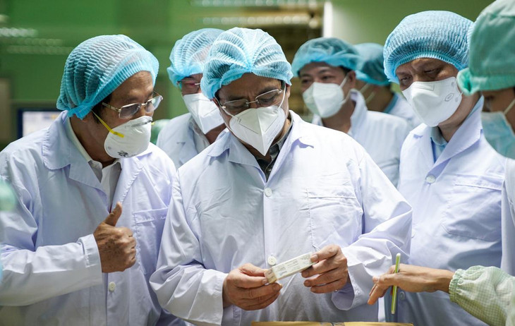 Lúc 15h30, Thủ tướng Phạm Minh Chính đến thăm và làm việc với Công ty CP Dược phẩm SaVipharm tại khu chế xuất Tân Thuận. Tại đây, Thủ tướng được giới thiệu về dây chuyền đóng gói và kho lưu trữ dược của Công ty.