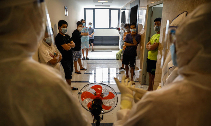 &quot;Giờ đây, khi đến bữa cơm có muộn một chút, điều kiện vật chất có thiếu thốn tôi cảm thông và kiên nhẫn chờ đợi. Tôi biết hiện tại bệnh nhân quá đông, trong khi lực lượng y tế có hạn, hơn nữa họ cũng đã kiệt sức sau thời gian dài phục vụ bệnh nhân nên rất biết ơn. Nhờ bàn tay chăm sóc ân cần của các y bác sỹ tại bệnh viện dã chiến số 6 mà hiện tại sức khỏe 5 người trong gia đình tôi đều ổn định, chưa phát hiện triệu chứng nặng&quot;, ông Dũng chia sẻ thêm.