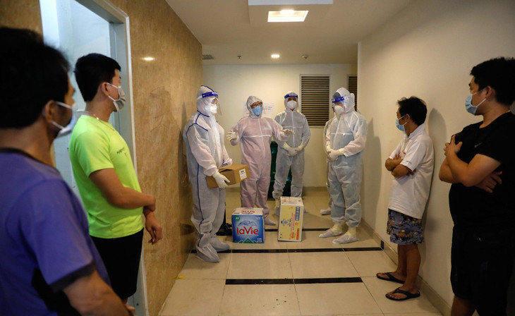 Để giải tỏa những vướng mắc của các bệnh nhân, chiều 15/7, Giám đốc bệnh viện trực tiếp xuống thăm hỏi từng người, từng phòng điều trị tại bệnh viện dã chiến để động viên bệnh nhân yên tâm, tập trung điều trị.