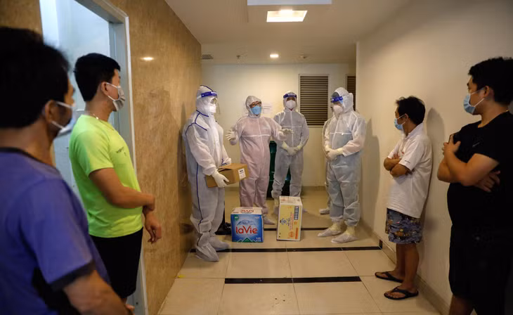 Để giải tỏa những vướng mắc của các bệnh nhân, chiều 15/7, Giám đốc bệnh viện trực tiếp xuống thăm hỏi từng người, từng phòng điều trị tại bệnh viện dã chiến để động viên bệnh nhân yên tâm, tập trung điều trị.