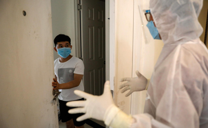 Hơn 2h chiều, bạn Võ Huynh (21 tuổi, sinh viên Đại học, ở trọ tại TP Thủ Đức) mới nhận được hai phần cơm trưa từ giám đốc bệnh viện dã chiến số 6 nhưng vẫn không giấu được xúc động: &quot;Trong lúc chờ cơm em đã ăn tạm mì gói nên cũng không đói lắm. Em vào bệnh viện điều trị được 2 ngày, gần 2 tháng nay em ở phòng học online, không ra ngoài tiếp xúc với ai nhưng khi xét nghiệm lại dương tính, em bất ngờ lắm không tin mình bị nhiễm Covid vì không thấy triệu chứng, không biết nguồn lây từ đâu. Em biết bệnh nhân đông quá nên dù có thiếu thốn em cũng rất thông cảm&quot;.