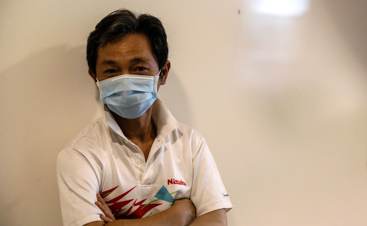 &quot;Gia đình tôi có 5 người đang điều trị tại đây. Ngày đầu vào bệnh viện điều trị phải chờ đợi, thiếu thốn đủ thứ… nên tôi cảm thấy rất mệt mỏi và khó chịu. Tuy nhiên, những ngày tiếp theo ở lại bệnh viện tôi thường đứng từ trên lầu cao nhìn xuống, chứng kiến cảnh y bác sĩ, lực lượng dân quân tất bật, làm việc không ngừng nghỉ ngày đêm. Đặc biệt đội nắng, đội mưa, lo cho sức khỏe, lo từng bữa cơm, ngụm nước, lấy từng cái mền cái gối cho bệnh nhân tôi cảm thấy rất biết ơn&quot;, ông Nguyễn Văn Dũng (bệnh nhân sống tại quận 3) chia sẻ khi có mặt tại buổi gặp gỡ lắng nghe ý kiến F0 của lãnh đạo bệnh viện dã chiến số 6.