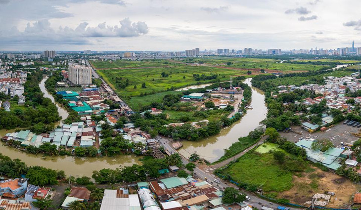Sông Rạch Chiếc thuộc địa bàn TP.Thủ Đức và cách khu trung tâm quận 1 khoảng 10 km về phía Đông. Sát kề bờ sông là hàng loạt dự án bất động sản với quy mô từ vài chục cho đến hàng trăm ha, được hứa hẹn sẽ trở thành một trong những khu vực thu hút lượng lớn cư dân về sinh sống tại TP.Thủ Đức. Sông Rạch Chiếc thuộc địa bàn TP.Thủ Đức và cách khu trung tâm quận 1 khoảng 10 km về phía Đông. Sát kề bờ sông là hàng loạt dự án bất động sản với quy mô từ vài chục cho đến hàng trăm ha, được hứa hẹn sẽ trở thành một trong những khu vực thu hút lượng lớn cư dân về sinh sống tại TP.Thủ Đức.