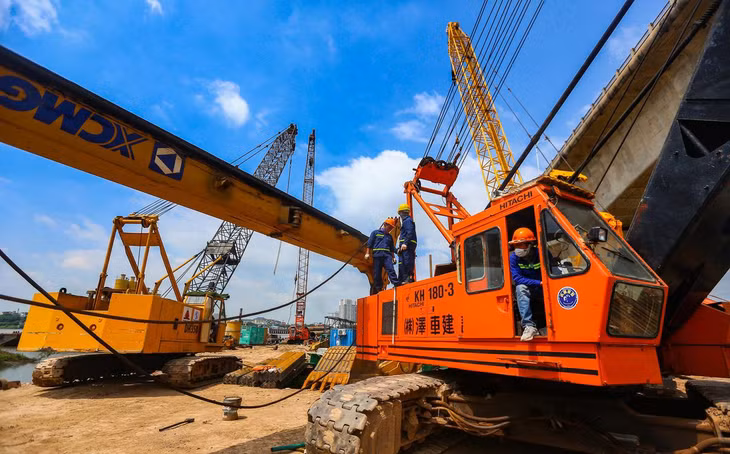 Hàng chục máy móc, phương tiện, thiết bị cỡ lớn cũng được huy động làm việc liên tục. Theo đại diện đơn vị thi công gói thầu này, dự án đang thực hiện các hạng mục tạo mặt bằng nên cần huy động khối lượng phương tiện, máy móc, xe chở thiết bị, vật liệu rất lớn.