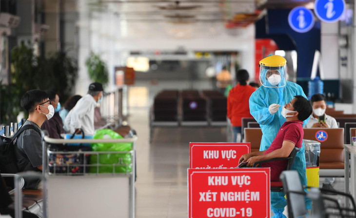 Theo quy định của Cục Hàng không Việt Nam, tất cả hành khách trên các chuyến bay đi/đến TP.HCM và ngược lại bắt buộc phải có giấy xét nghiệm âm tính với SARS-CoV-2 còn hiệu lực (theo quy định của Bộ Y tế).